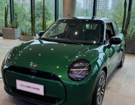 女士迷你小轿车奔驰／奔驰小型车女性 迷你